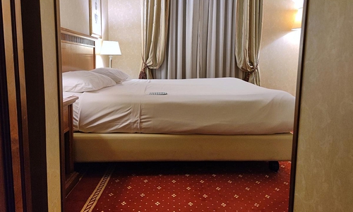 Bett in einem Hotelzimmer (Archiv)
