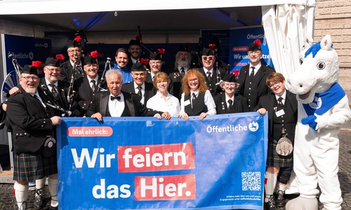 Die Musikerinnen und Musiker von Pipes & Drums of Brunswiek freuen sich über den zweiten Platz beim Spendenglücksrad der Öffentlichen zum Tag der Niedersachsen.