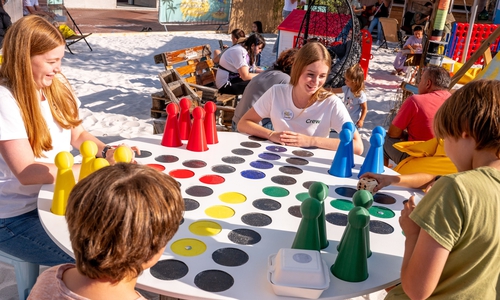 Spaß beim Mensch-ärgere-Dich-nicht-Spiel beim StadtStrand 2025.