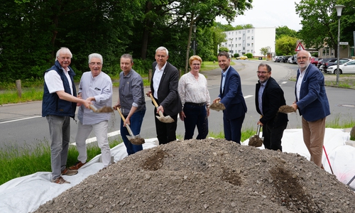 Oberbürgermeister Dennis Weilmann (3. V. r.) und Stadtbaurat Kai-Uwe Hirschheide (4. V. l.) setzten im Beisein von Vertretern aus Politik und Verwaltung den offiziellen Spatenstich zur Grunderneuerung der Rabenbergstraße.