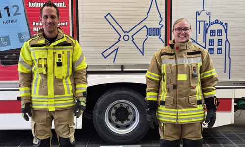 Tamina Becker (re.) und René Kettner von der Ortsfeuerwehr Gifhorn tragen die neue Schutzbekleidung.