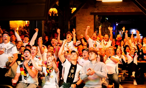 Da kam Stimmung auf: beim Public-Viewing im Schön & Frölich zum ersten Gruppenspiel der deutschen Nationalmannschaft.