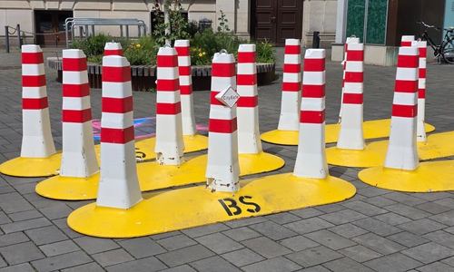 Diese Durchfahrtssperren warteten am Montagmittag noch auf ihren finalen Einsatzort.