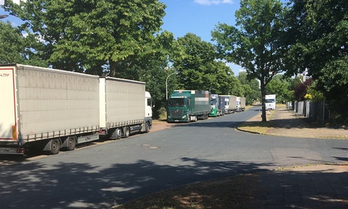 Im Bereich Waller Weg / Heesfeld in Veltenhof stehen regelmäßig zahlreiche Lkw.
