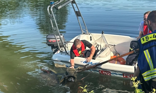 Das Motorrad wird aus dem Kanal gezogen