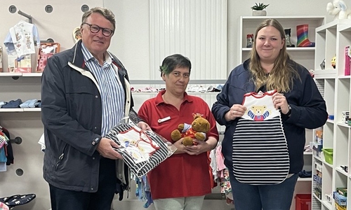 Reinhold Renger, Geschäftsführender Vorstand der Kroschke Kinderstiftung, Stefanie Nörenberg und Frederike Schwieger vom Team des Projektes „Tafel packt Babytasche“ (v. li.).