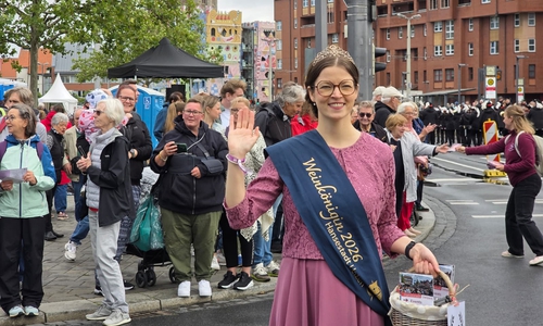 Die Weinkönigin aus Uelzen gibt sich die Ehre.