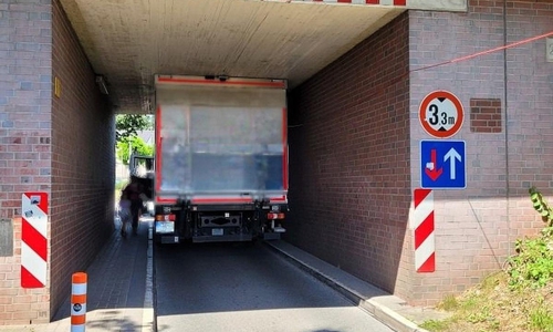 Bild des festgefahrenen Lkw (Archiv)