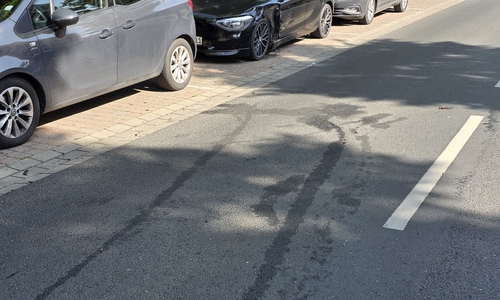 Reifenspuren deuten noch am nächsten Tag auf den Unfall am Herzogtore hin.