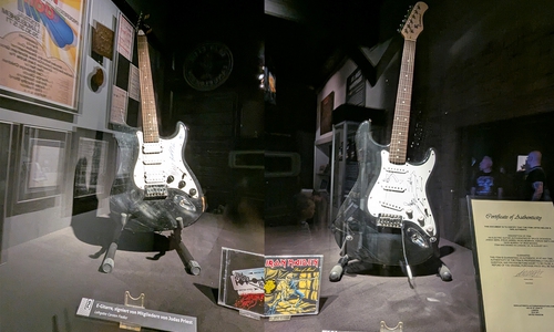Auch zwei außergewöhnliche E-Gitarren sind Bestandteil der Ausstellung: Signiert sind sie von Bandmitgliedern von Judas Priest (li.) beziehungsweise von Iron Maiden (re.).