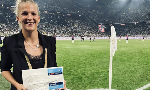 Lyn Meyer (hier bei ihrer ersten Auszeichnung mit der Torjägerkanone) schießt sich erneut deutschlandweit an die Spitze.