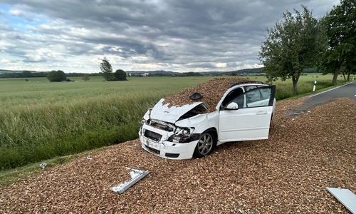 Die Ladung des Anhängers hatte sich auf Auto und Straße verteilt.
