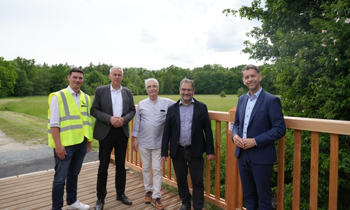 Neue Holzbrücke: Oberbürgermeister Dennis Weilmann hat die erneuerte Brücke im Beisein von Stadtbaurat Kai-Uwe Hirschheide sowie Vertretern aus dem Ortsrat offiziell eingeweiht.