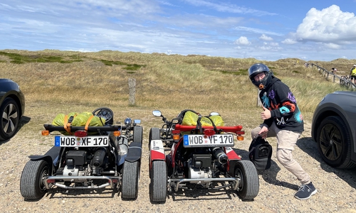 Die Content-Creator Timo Reinhardt (25) und Felix Schwarz (23) starten im Juni mit ihren straßenzugelassenen Go-Karts zu einer rund 1.500 Kilometer langen Charity-Tour von Wolfsburg bis nach Monaco.