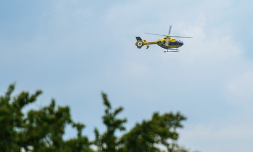 Ein Verletzter musste mit dem Rettungshubschrauber ins Krankenhaus gebracht werden. (Archivbild)