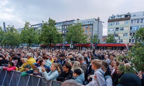 Später füllte es sich vor der Bühne.