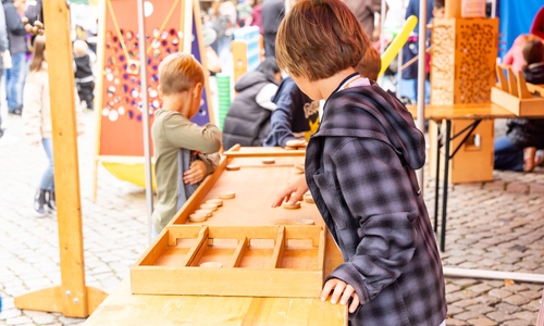 Kinderbetreuung in der Innenstadt: In den Sommerferien laden samstags bunte Zirkuszelte auf dem Kohlmarkt zum Spielen und Basteln bei der Löwenbande ein.