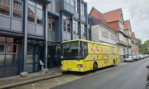Der Bücherbus vor der Volkshochschule in der Harzstraße.