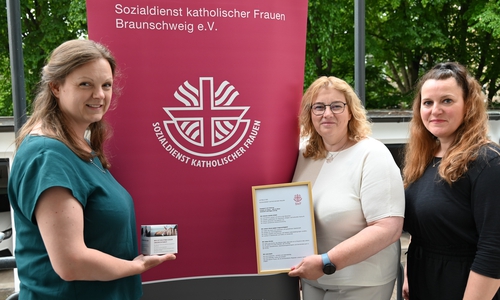 Der SkF schließt seine Beratungsstelle in Braunschweig Ende Juni, Schwangere können sich weiterhin bei Karen Vogel (links) in den Räumen der Caritas beraten lassen. Heike Willner (Mitte) ist die Vorsitzende beim SkF in Braunschweig, Dorotha Kahl (rechts) Jahrespraktikantin.