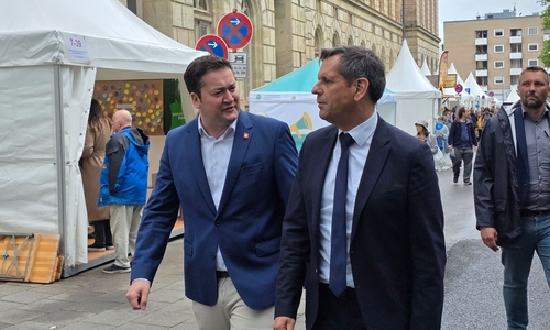 Braunschweigs Oberbürgermeister Dr. Thorsten Kornblum (links) und der Niedersächsische Ministerpräsident Olaf lies auf dem Weg zum Umzug der Vielfalt.