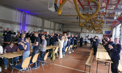 Zahlreiche Gäste würdigten den verdienten Feuerwehrmann an diesem Abend.