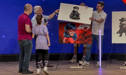 Elif bei der Enthüllung ihres Lady Bug-Filmplakates.