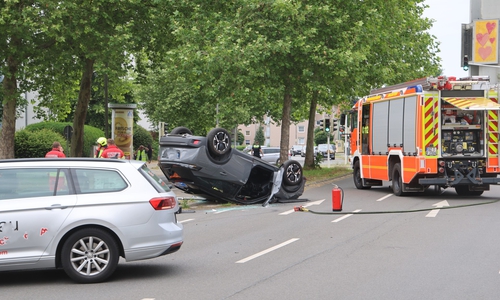 Ersthelfer befreiten die eingeklemmte Beifahrerin.