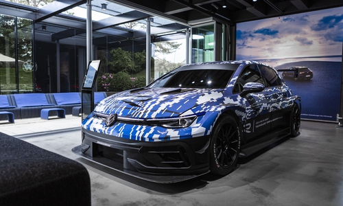 Premiere am Nürburgring, jetzt in Wolfsburg erlebbar Mit dem Showcar Golf R 24H bringt die Autostadt ein Stück Motorsport in den Volkswagen R-Pavillon.