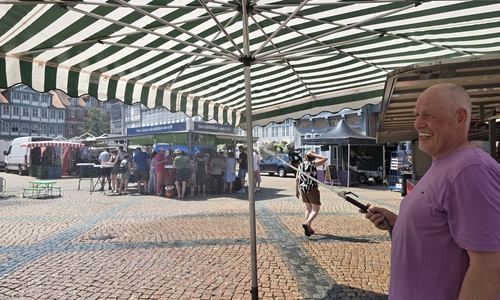 Jörg Ziehe bot den Menschen vor seinem Obst- und Gemüsestand eine kühle Erfrischung. Im Hintergrund ist auch Piskes Grill noch gut besucht.