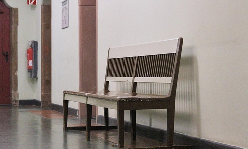 Sitzbank in einem Landgericht (Archiv)