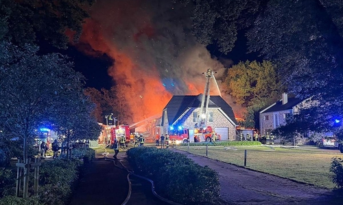 Das in Brand stehende Gebäude (Archiv)