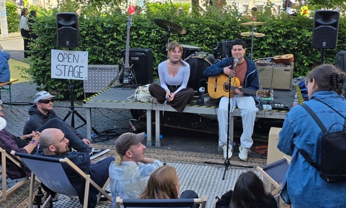 Musik im kleinen Rahmen auf der Open Stage.