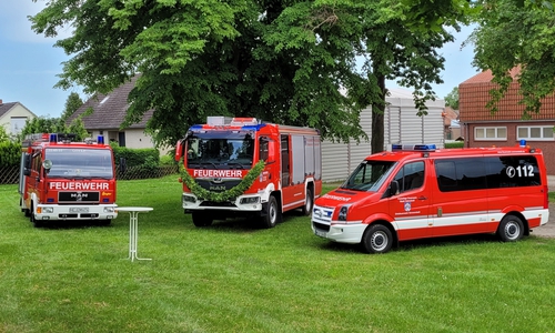 Das neue Löschgruppenfahrzeug LF 10 Mitte).