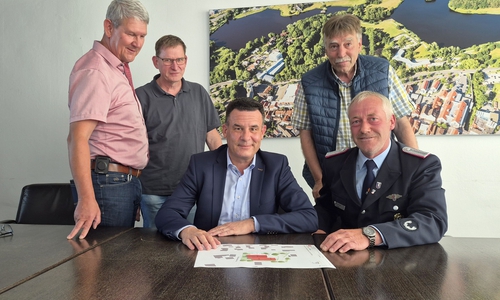 Um den Plan versammelt; (v.li.) Matthias Küllmer (Stadtbrandmeister), Karsten Moritz (Leiter Fachbereich Bauverwaltung), Matthias Nerlich (Bürgermeister), Uwe Weimann (Ortsbürgermeister Wilsche), Thomas Meyer (Ortsbrandmeister der Ortsfeuerwehr Wilsche).