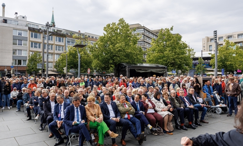 Die zweite Große Bühne steht vor dem Schloss. Am Nachmittag noch mit Politprominenz und Sitzplätzen.