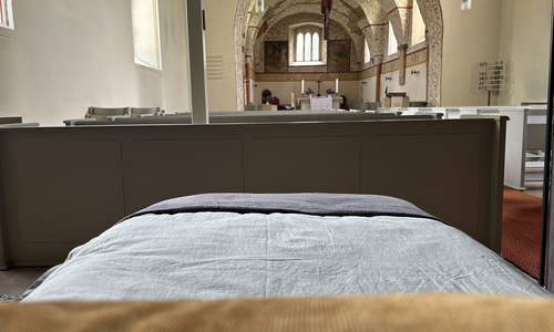 So schläft es sich in der Kirche in Evessen: Vom Bett aus blicken Übernachtungsgäste direkt auf den Altar. 