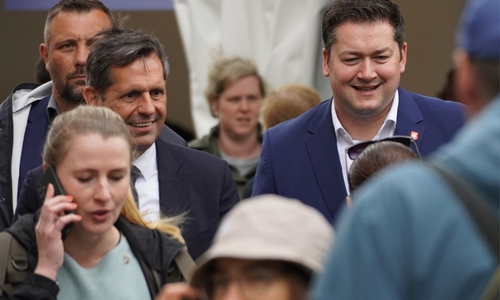 Niedersachsen Ministerpräsident Olaf Lies und Braunschweigs Oberbürgermeister Dr. Thorsten Kornblum mittendrin.
