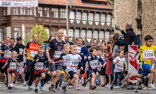 Sportlich durch die Löwenstadt. Beim Nachtlauf laufen am 19. Juni Klein und Groß durch die abendliche Innenstadt. 