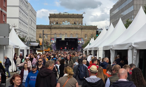 Der Steinweg mit Tourismusmeile und Stage of Lions.