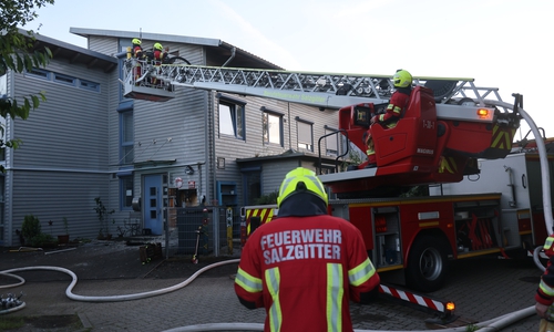Auch die Drehleiter kam zum Einsatz.