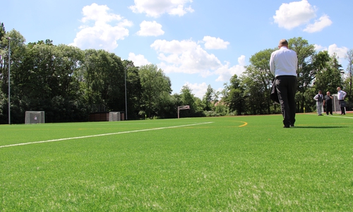Der Kunstrasenplatz eigent sich für Fußball und Hockey.