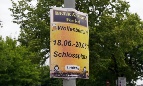 In der Lessingstadt weisen Plakate auf die Veranstaltung hin.