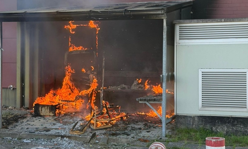 Einige Möbelstücke standen in Flammen.