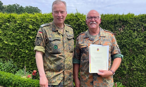Oberstleutnant Michael Gandt (links) bei der Verleihung der Ehrennadel in Gold mit Diamanten an Oberstleutnant d. R. Harald Nielebock.
