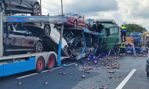 Der Fahrer des grünen Lkw musste aus seinem Fahrzeug geholt werden.