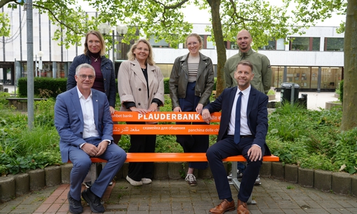 Bitte plaudern: Oberbürgermeister Dennis Weilmann (sitzend rechts) und Gesundheitsdezernent Andreas Bauer (sitzend links) weihen gemeinsam mit Vertretern der Verwaltung und der WMG Wolfsburgs erste Plauderbank ein. 