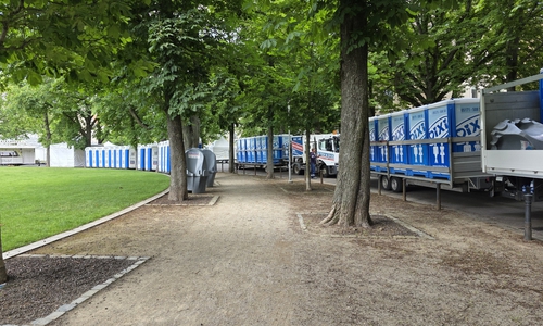 Auch das gehört zu einem solchen Großereignis dazu: Hier werden am Löwenwall mobile Toiletten aufgebaut.