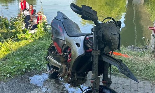 Diese Maschine wurde im Kanal versenkt.