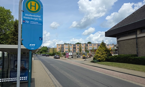 Die Elbinger Straße in Wolfenbüttel. Hier gilt Tempo 50. Auf der rechten Seite liegt der Neubau der Kita.