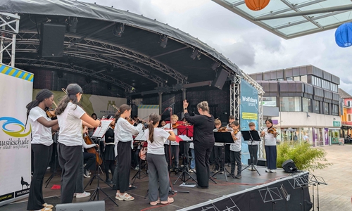 Auf der Bühne unterm Glasdach sorgt die Musikschule der Stadt Wolfsburg zwei Tage lang für ein abwechslungsreiches Programm.